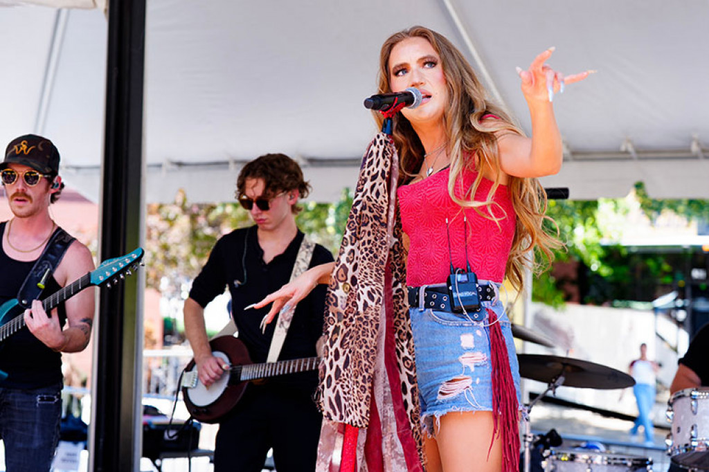 Music fans pack in the PNC Plaza at the fifth annual Ryman & BMI Block Party for Mary Kutter on Friday (6/05).